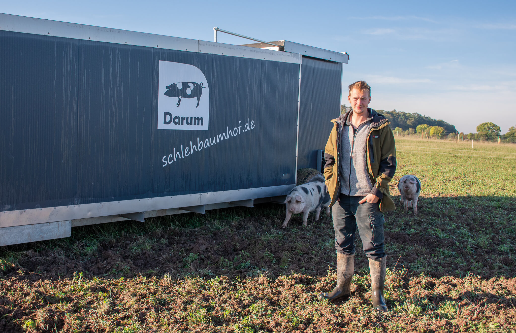 Peer Sachteleben vor dem mobilen Schweinestall