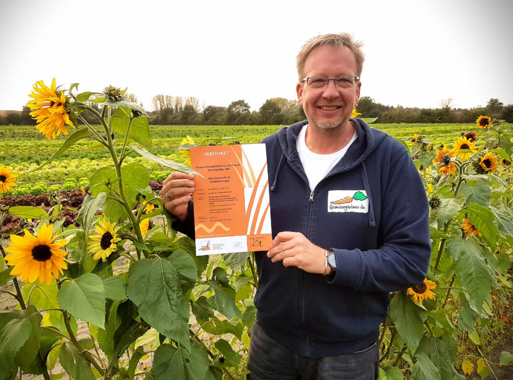 Udo Engelke mit dem Bioland, Bio Zertifikat der Gemüsegärtner aus Kalkriese