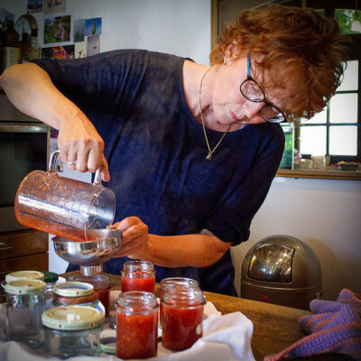 Karen füllt selbstgemachte Marmelade ab