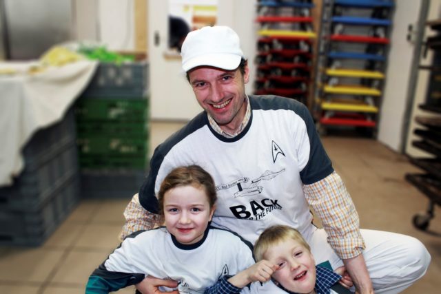 Markus Knuf mit Kindern