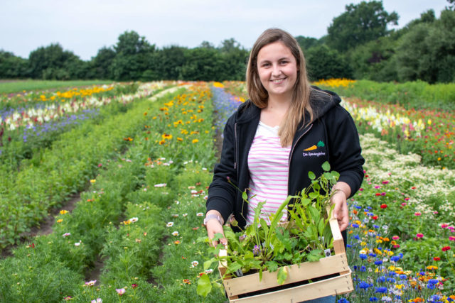 Laura freut sich über das Wildblumen-Paket fürs Insekten-Paradies