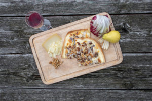 Flammkuchen mit Radicchio, Birne, Walnüssen und Pecorino