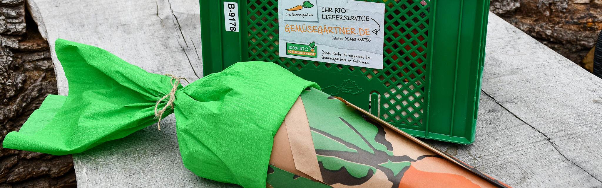 Schultüte vor grüner Gemüsegärtner-Kiste