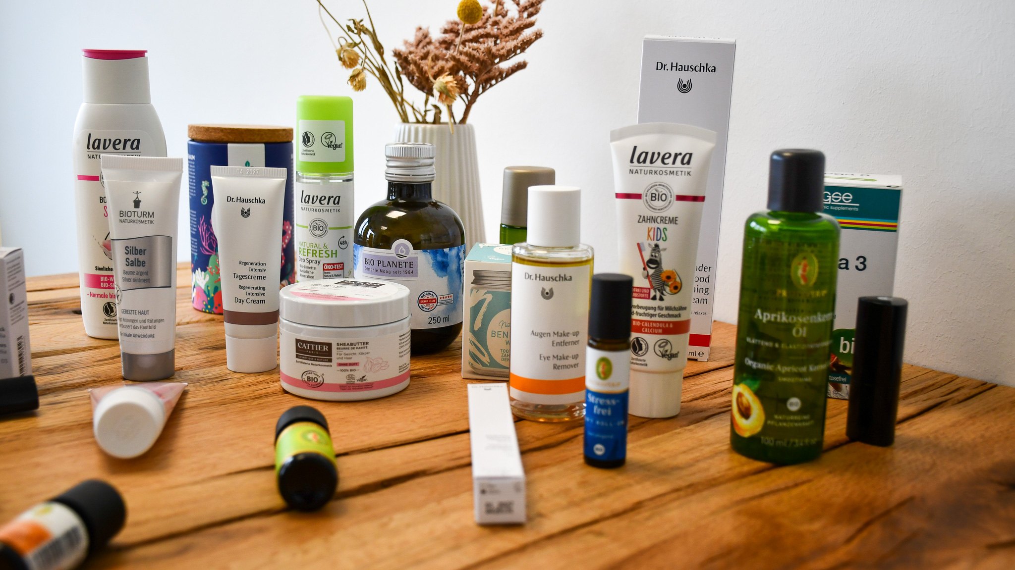 Viele Produkte stehen auf einem Holztisch.